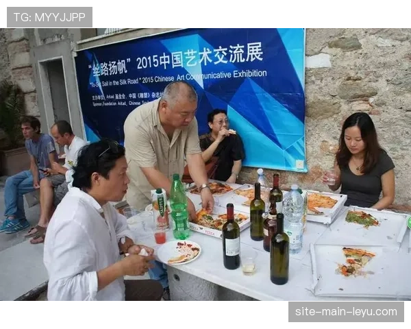 垒球主题艺术展在意大利佛罗伦萨开幕,展示运动与美学结合