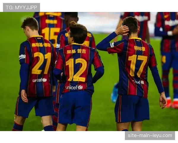 拜仁赛前热身穿特别版球衣，为俱乐部基金会慈善项目募款